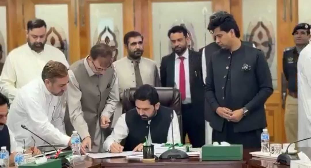 FarzanaSaeedPTI's tweet photo. سہیل آفریدی تم سچے ہو یا جھوٹے ایک بات یادرکھنا خان صاحب کو دھوکا دے کر کبھی کسی نےعزت نہیں کماہی ھے https://t.co/x6fWbLiJxV