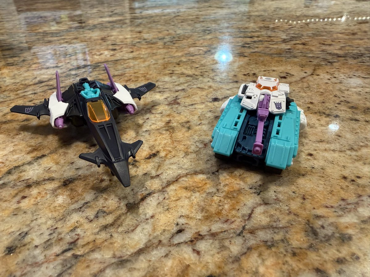jetfireprime760's tweet photo. I may have a new obsession lol
These #transformers @BlokeesUS wheels are just so much fun to put together. I even managed to pull the shiny Roadbuster!

Really looking forward to getting lots more characters.
Hopefully more flying/jet characters like the seekers! https://t.co/ddOCz3Tw7p
