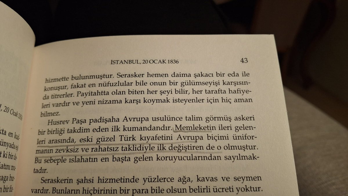 huseynselcukk's tweet photo. Alexandre Dumas'ın, II. Mahmud'un kıyafet reformu hakkındaki ifadelerine benzer görüşler Moltke'nin mektuplarında da karşımıza çıkıyor. Muhtemelen Dumas'ın romanını kaleme aldığı yıllarda Osmanlı Devleti'nde askerî müşavir olarak görev yapan Helmuth von Moltke, mektuplarında eski Osmanlı kıyafetlerini överken yeni kıyafetleri tıpkı Dumas gibi başarısız bir taklit olarak vasfeder. 

"Memleketin ileri gelenleri arasında, eski güzel Türk kıyafetini Avrupa biçimi üniformanın zevksiz ve rahatsız taklidiyle değiştiren ilk o (Hüsrev Paşa) olmuştur." 

"Kavuk şimdiye kadar Müslümanların alamet-i farikasıydı ve paşayı, hekimi, ulemayı, tüccarı hülasa toplumun her sınıfını ayırt ettirirdi. Yeniçerilerin yok edilişi sırasında sadece dirilerin başlarını kesmekle yetinilmedi, ölülerin kavukları da koparıldı, bugün hala bu kafası koparılmış mezar taşlarından birçoğu görülebilir. Zamanımızda serpuş herkes için aynıdır ve bu mavi püsküllü çirkin kırmızı fes ise ne mezarlarda ne de dirilerin başlarına kavuktan daha güzel durmaktadır."