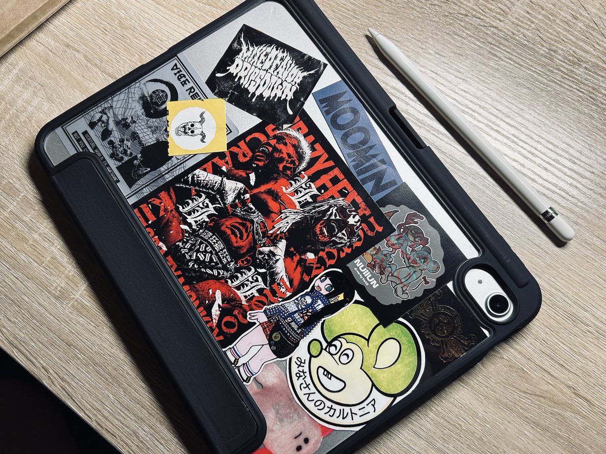 pessari666's tweet photo. iPad届いた！嬉しい！
とりあえずケースには色々敷き詰めておきました。 https://t.co/WEyV3eU2uE