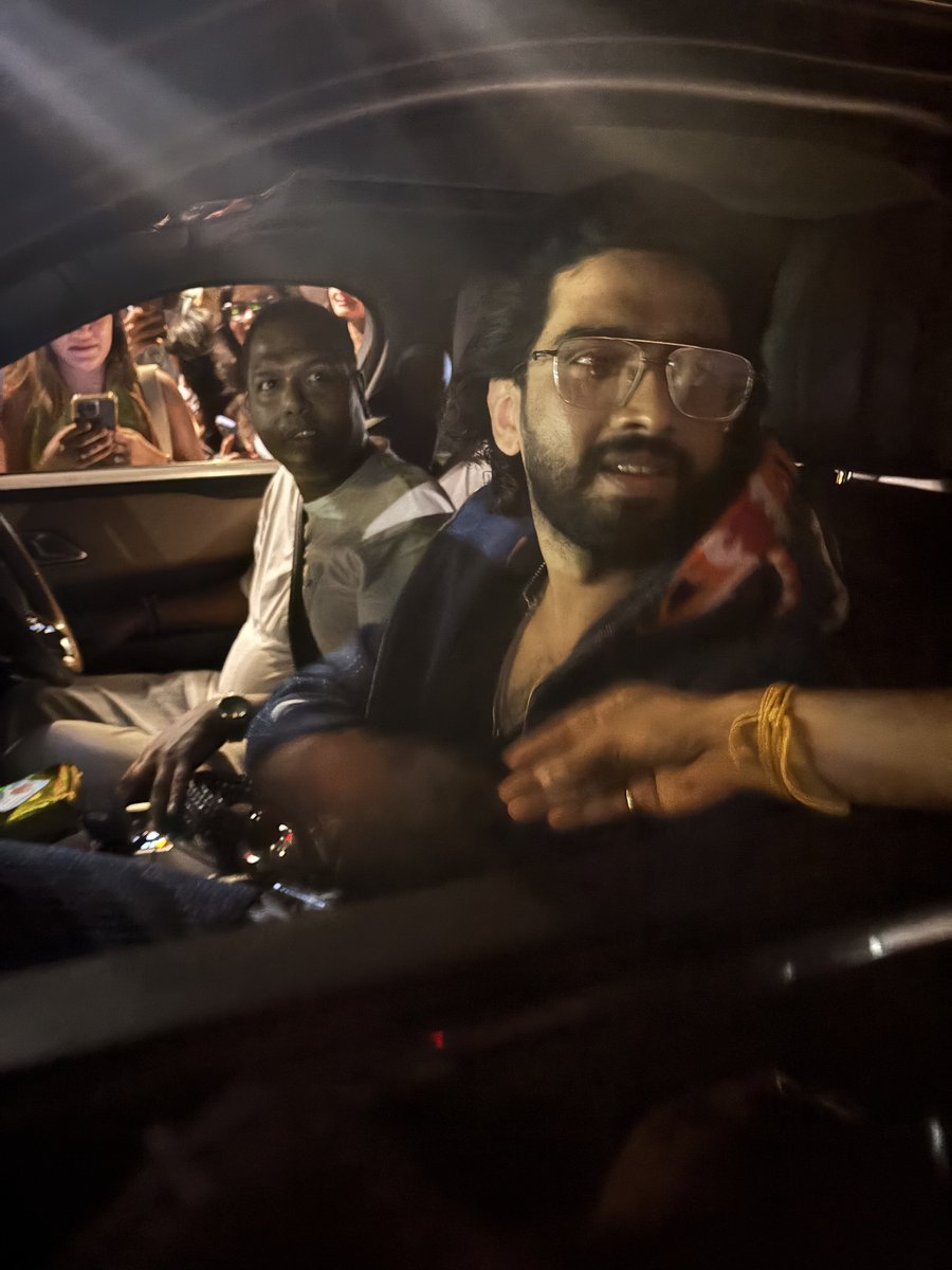 Boss19Bigg13445's tweet photo. Met him 
Shook hands 

#AmaalMallik 
⁦@AmaalMallik⁩ https://t.co/OZM6yE3OyS