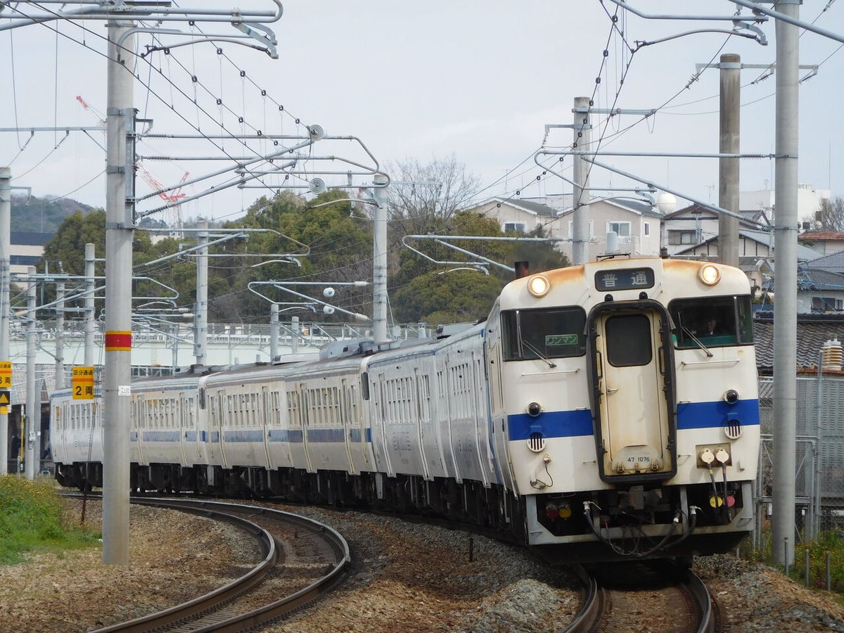 tegetegerailway's tweet photo. #あんなゴロゴロいた時代が懐かしい
鹿児島本線を7両で下る香椎線キハ回送 https://t.co/11GdaVJbnO
