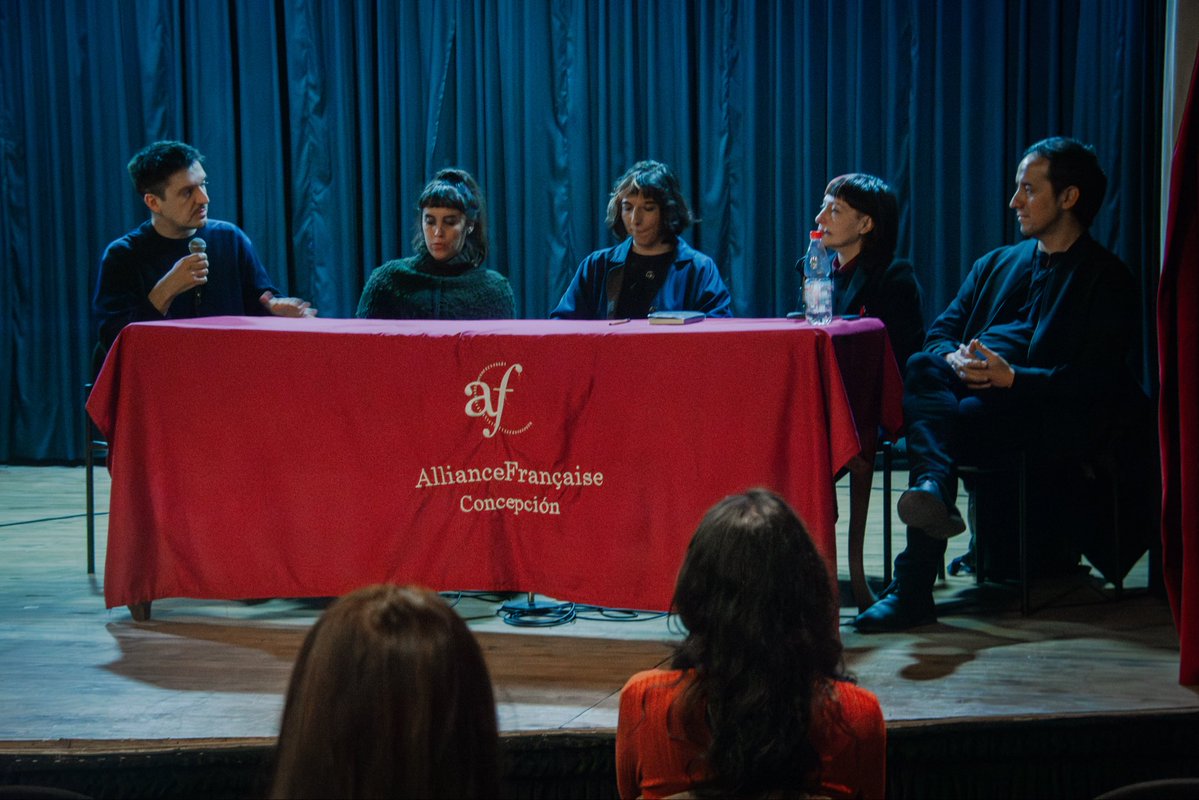 fronterasurfest's tweet photo. [DIÁLOGOS FS #FS_7] 🎥RECADO DE CHILE

Otro de los hitos que nos dejó esta séptima edición de FRONTERA SUR fue reunir a participantes de distintas generaciones del FS_LAB, nuestro laboratorio de creación cinematográfica en torno a la no ficción. https://t.co/2ro1bkGsi5