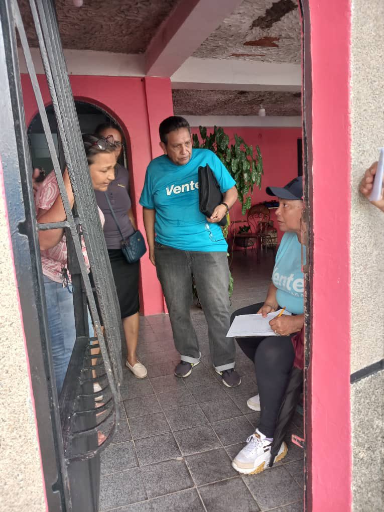 VenteVMonagas's tweet photo. Nuestro equipo parroquial y los Colegios Ciudadanos de la Parroquia Alto de Los Godos nos desplegamos en el sector Brisas del Caro (Eje La Puente) para una gran jornada de Casa por Casa y volanteo🇻🇪.

#VenteEsLaGente ¡Cada día somos más! 💙 https://t.co/XWzgK1Q1bU