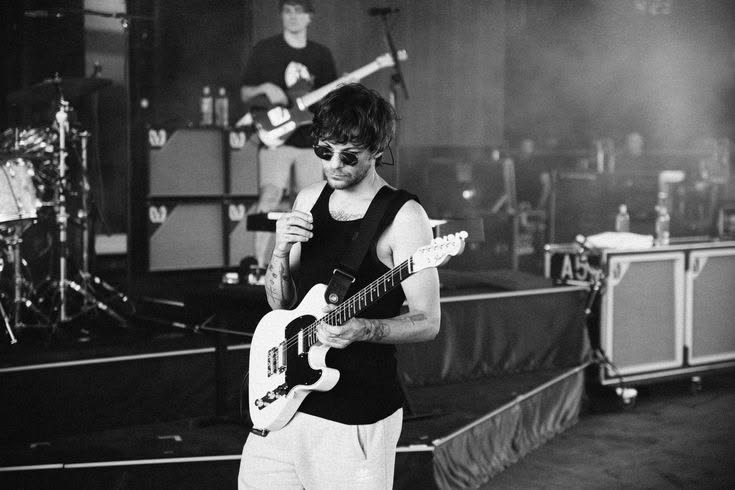 LouisWT91World's tweet photo. Louis Tomlinson at Red Rocks Amphitheatre 2023. Will he finally play the guitar on stage tonight? 👀 https://t.co/teAZhTJf75