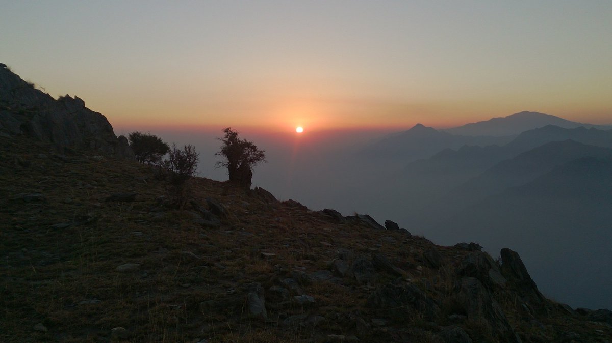 DeebaSafdar's tweet photo. "Golden hour in the hills🌄✨"
If peace had a view, it would look like this🫀🌄
#Malakand #sunsets #mountains https://t.co/4SufjNsZiL