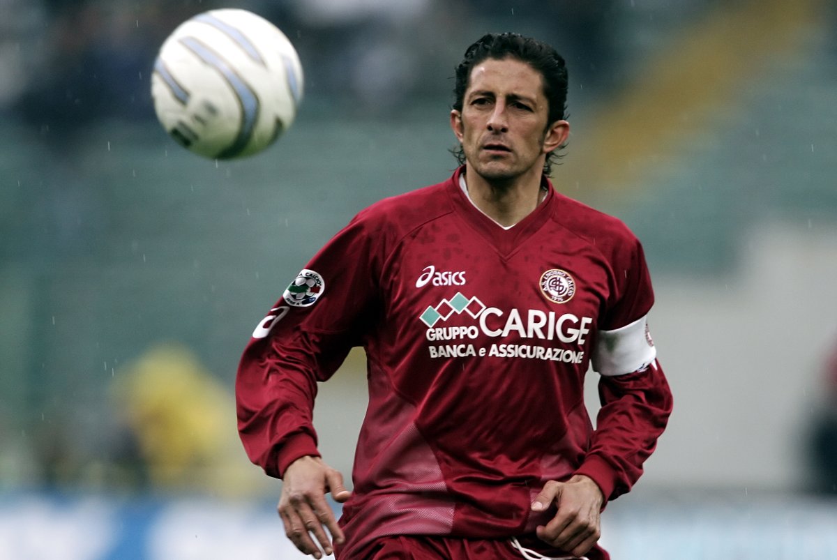 calciopedia's tweet photo. Aos 58 anos, faleceu Igor Protti, após luta contra um câncer muito agressivo. O ex-atacante foi um dos maiores ídolos do Livorno: tirou o clube da terceira divisão e o devolveu à elite. Protti, que jogou por Lazio e Napoli, também foi artilheiro das três divisões profissionais da Itália, sendo goleador da Serie A pelo rebaixado Bari, em 1995-96. 

Perfil no site.

https://t.co/277o7HTqyK