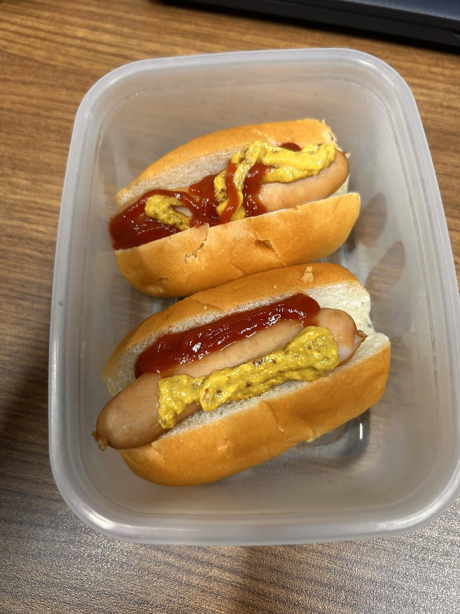 tuuu28283's tweet photo. アメリカの兄弟達

ミニホットドッグ作ったんだ！😆 https://t.co/4yYHYEk0WA