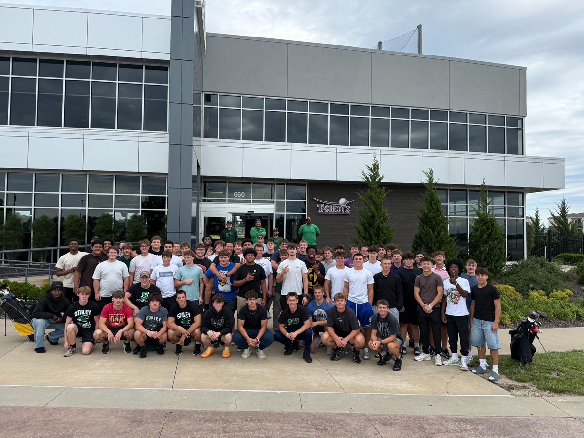 StaleyFootball's tweet photo. 6Strong= family and connection. Great time yesterday at our team event. Thank you to @TShotzKC for their hospitality in hosting us! 
#6STRONG #FAMILY #AC26 https://t.co/g9ln2q98nd