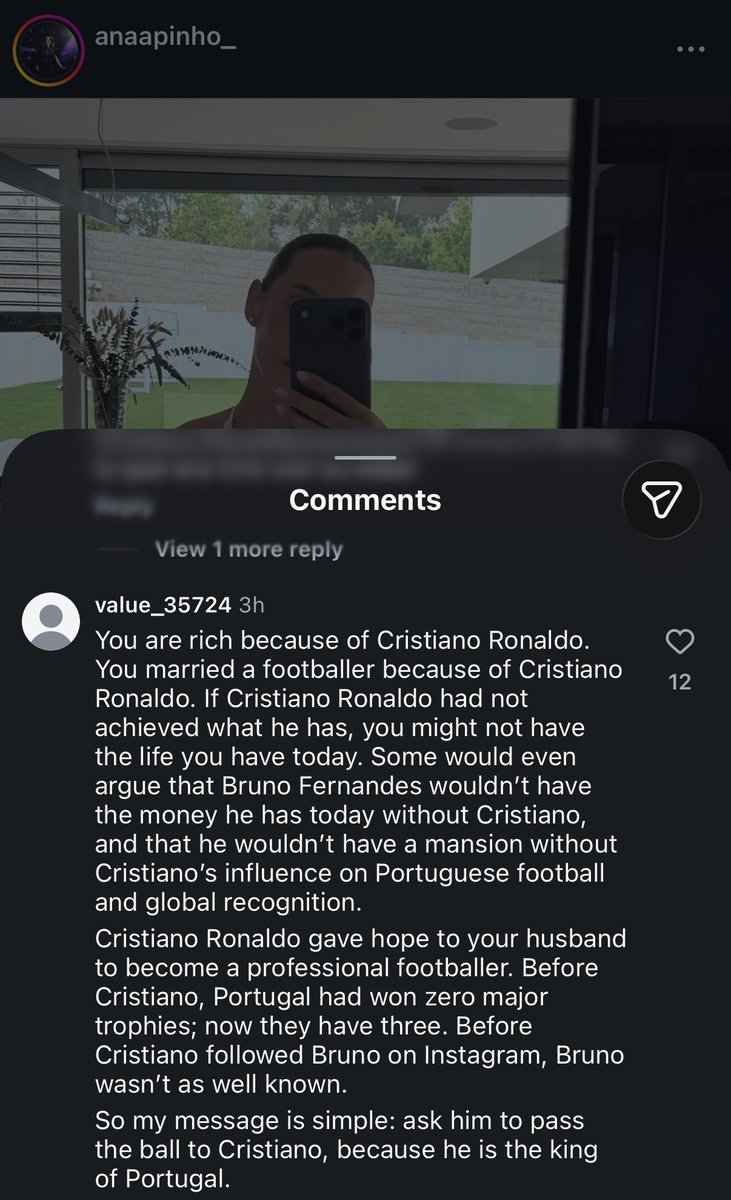 TouchlineX's tweet photo. 🚨🇵🇹 𝗕𝗥𝗘𝗔𝗞𝗜𝗡𝗚: Cristiano Ronaldo fans are now flooding Bruno Fernandes’ wife Ana Pinho latest Instagram post with hate comments, urging her to tell Bruno Fernandes to pass the ball to CR7. https://t.co/3bBsPIEi3C