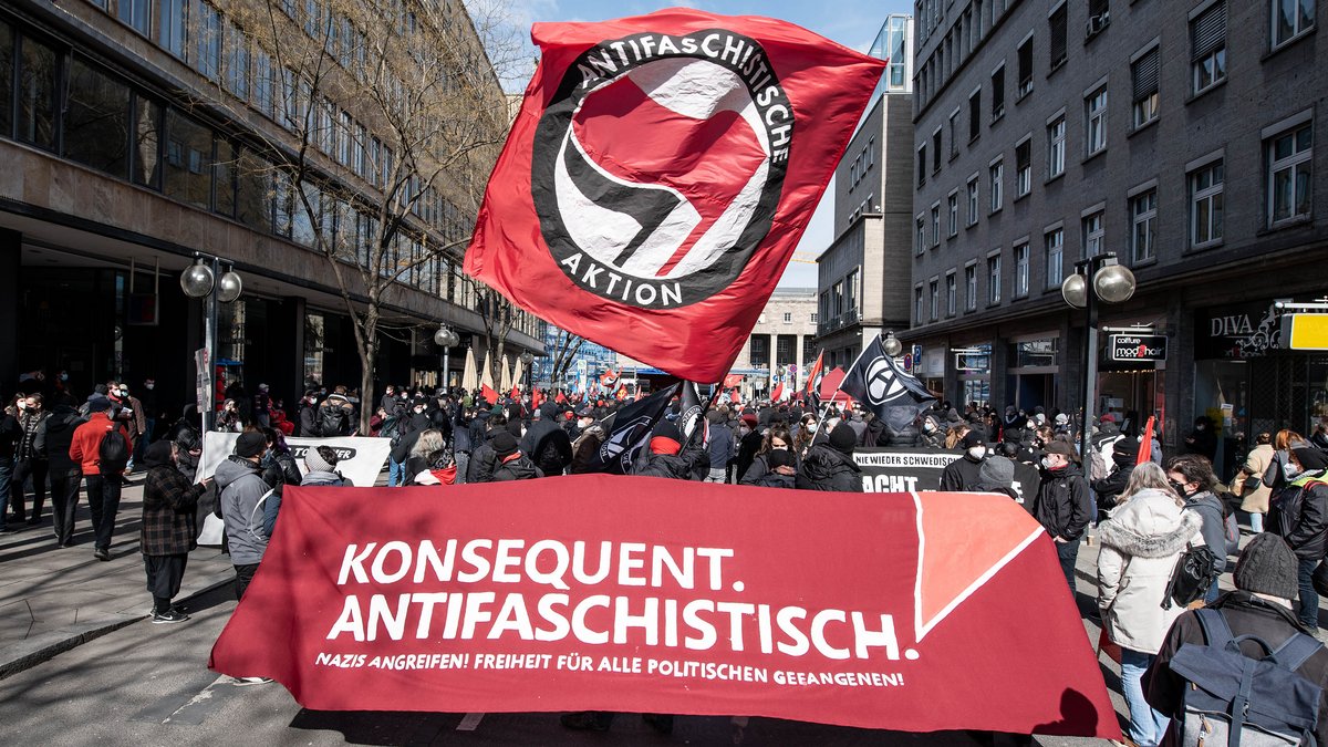 joerg_ralf's tweet photo. Es sind keine Antifaschistischen.

Es sind dreckige Terroristen 
Und 
Parteien 
Gewerkschaften 
Medien 
Die sie unterstützen.
Ihnen Schulungsräume geben.
Sie finanzieren sind Mittäter!!! https://t.co/OWNVaRtcP9