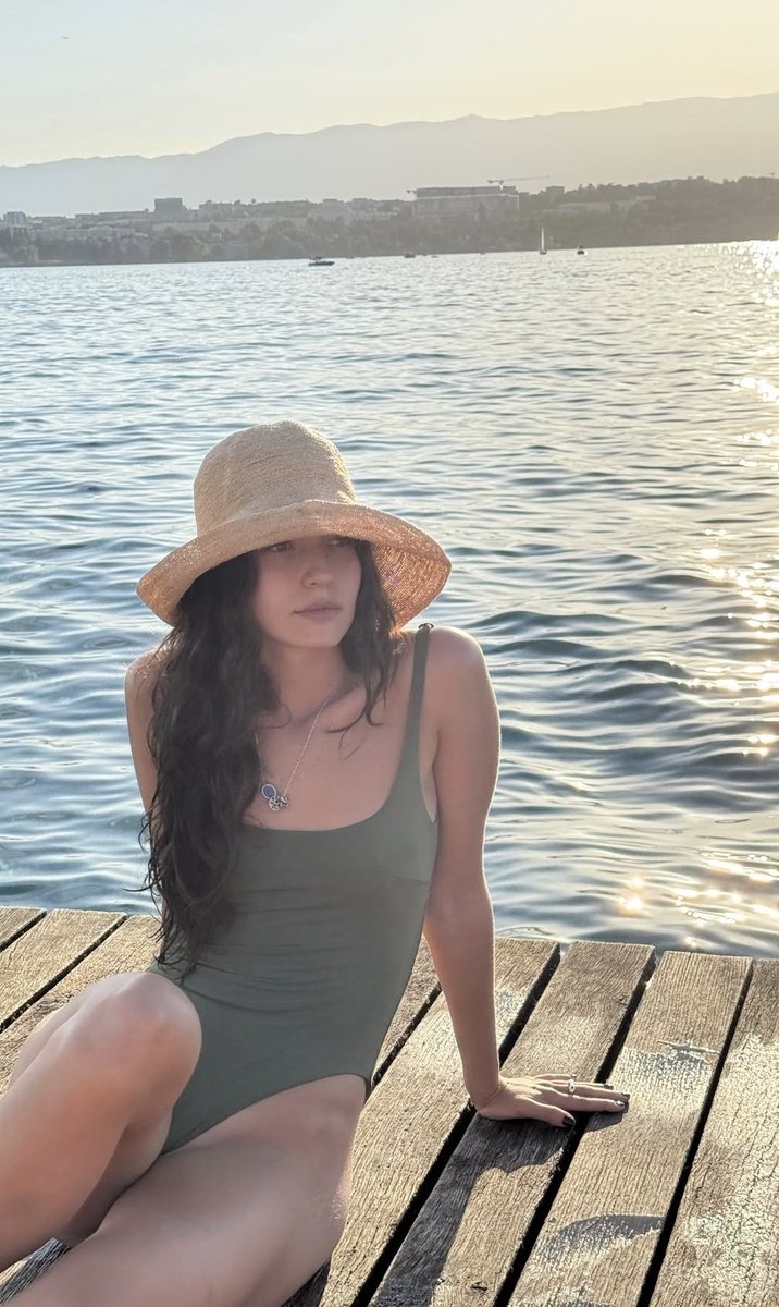 acervoguillen's tweet photo. NOSSA SENHORA
*aquele vídeo do veado correndo pelo quintal* 

📸 (alanissguillen via instagram story) https://t.co/V5pEwBQKe5