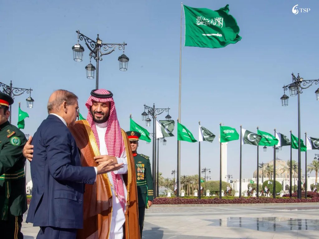 رئيس وزراء باكستان يتصل بولي العهد السعودي لدعم جهود السلام