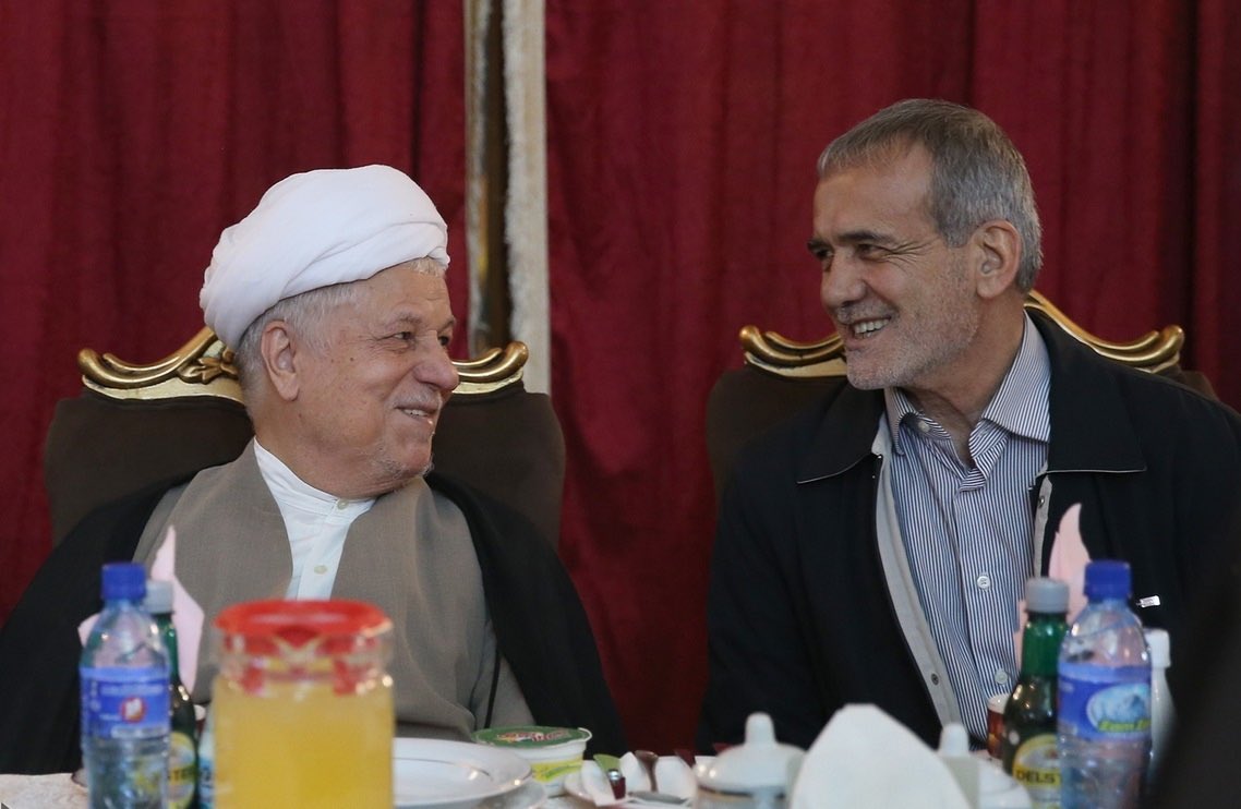 dr_mohammadiii's tweet photo. رفتن به زیر مسئولیتش کار آسانی نبود و نیست؛
نه پایان دادن به ج/نگ هشت ساله با #عراق و نه مذاکره برای اتمام تخاصم با #آمریکا!
تاریخ فداکاریِ مرحوم #هاشمی ۶۸ و ایثارِ #پزشکیان ۴۰۵را فراموش نخواهد کرد.

اللهم ایّاک نعبد و ایّاک نستعین https://t.co/9wOq58eQZH