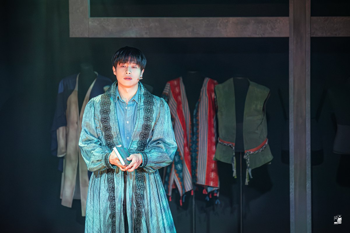 246437_3's tweet photo. 260619 아웃캐스트 스페셜 커튼콜 
11. 역시나 뜯어낸 신탁

이승준 사제

숲속의 신들과 그들의 말을 믿고 따르는 어리석은 인간들 https://t.co/W29mE5Mzam