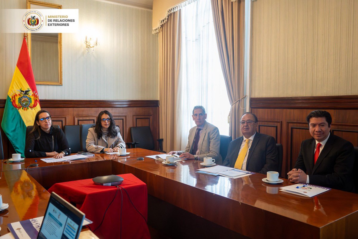 MRE_Bolivia's tweet photo. La CONARE aprobó el Plan de Actividades 2026 para fortalecer la protección de personas refugiadas en Bolivia, modernizar la gestión de casos y mejorar la coordinación interinstitucional.

Nota completa: https://t.co/eQ33XvZ8Im

#CONARE #Bolivia https://t.co/wYw4gBEAUk