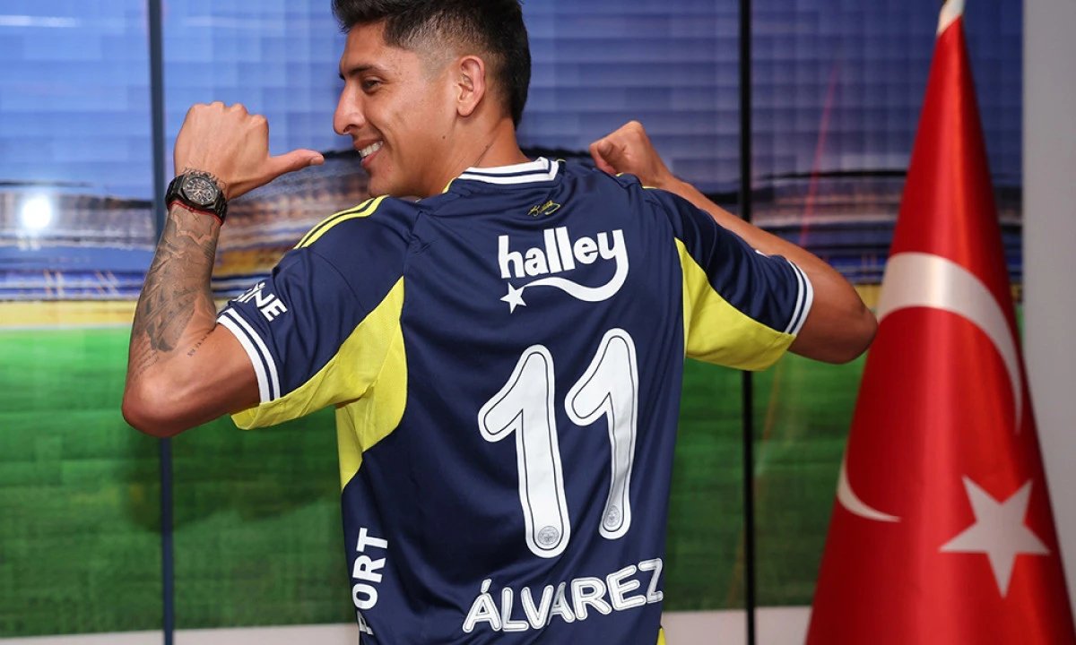 FTBLStats_'s tweet photo. Edson Alvarez vs Kore (90 dk)  

📊 Pas: 71/77 (%92)
📍 Topla buluşma: 90
🛡️ Savunma: 10
👟 Top çalma: 2(2)
📐 Pas arası: 2
🛑 Tehlike engelleme: 6
🔄 Geri kazanma: 5
⚔️ İkili mücadele: 4(3)
🕴️ Hava mücadelesi: 2(2) https://t.co/z1vIW7RwBd