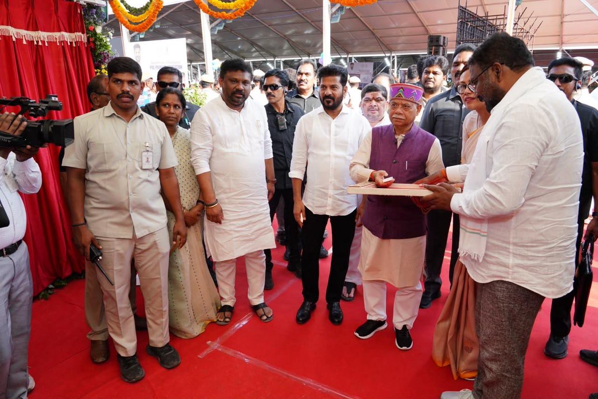 revanth_anumula's tweet photo. రాష్ట్ర గవర్నర్ శ్రీ శివ ప్రతాప్ శుక్లాతో కలిసి రూ.50.73 కోట్లతో రాష్ట్రంలోని వివిధ ప్రాంతాల్లో  క్రీడా మౌలిక సదుపాయాలు, మినీ స్టేడియాల నిర్మాణానికి వర్చువల్ గా శంకుస్థాపన చేశాం.

#SportsInfrastructure
#TelanganaSports 
#YoungIndia
#TelanganaRising
#GrowthStoryTelangana https://t.co/2JHcHeSVU4