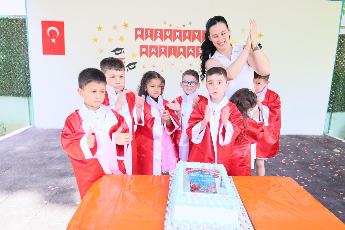tepecikeahast's tweet photo. Hastanemiz Kreş ve Gündüz Bakımevi’nde eğitim gören 6 yaş grubu öğrenciler için mezuniyet töreni düzenlendi.

Törene hastane yöneticilerimiz, öğretmenlerimiz ve kreşte eğitim gören çocuklarımızın aileleri katıldı. 
@izmirism https://t.co/tbGyif7tGI