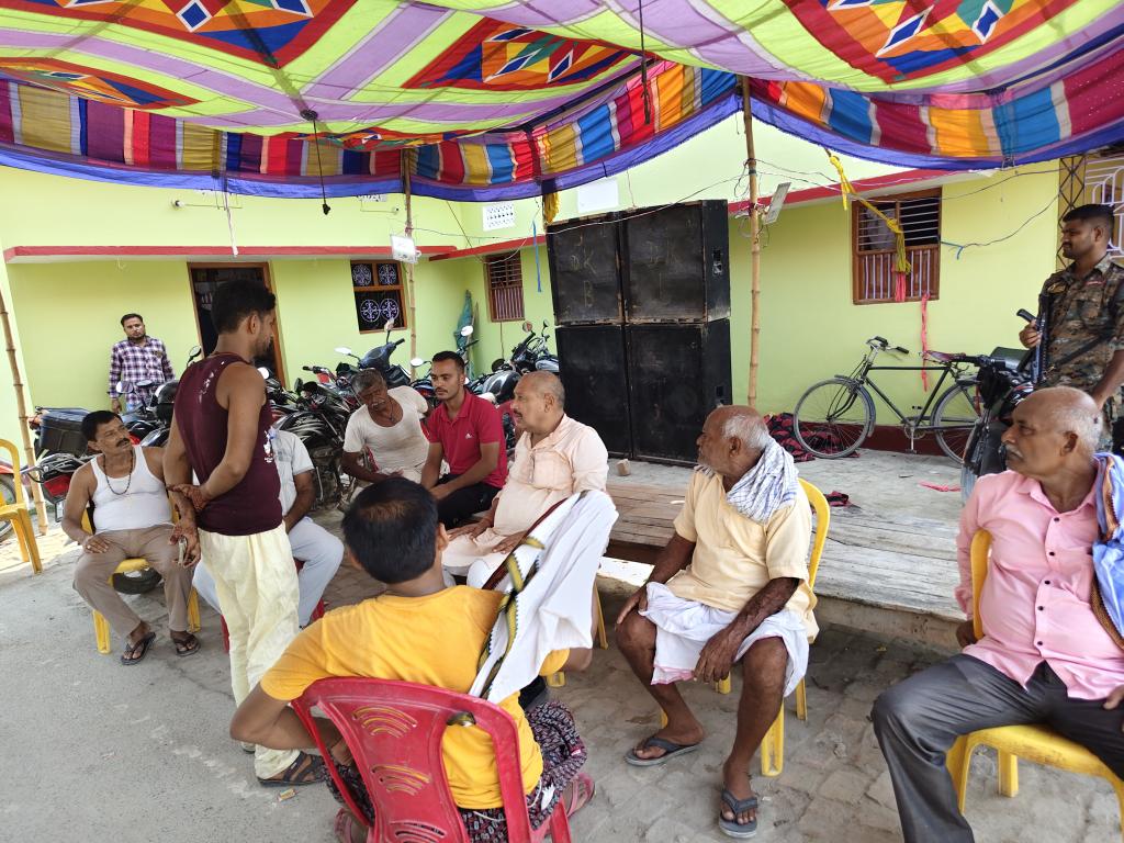 spdssingh's tweet photo. कल्याणपुर विधानसभा क्षेत्र अंतर्गत दिलमन छपरा निवासी श्री हरि चंद्र सिंह जी के सुपुत्र के शुभ विवाह के अवसर पर शामिल होकर बधाई एवं शुभकामनाएं दिया!! https://t.co/cky4g2mleY