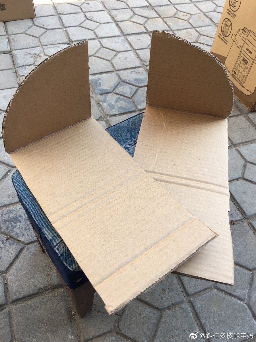 qNn1mpp0eGnrAzY's tweet photo. [Just finished this upcycled denim tote! No sewing needed—only old jeans, scissors, and hot glue. Upcycling craft on a Sunday vibe  #DIYCrafts #Upcycle]， https://t.co/xa90rbDoSF