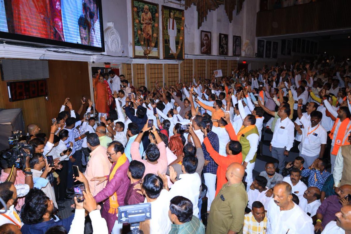 ShivSenaUBT_'s tweet photo. एकच शिवगर्जना...
आपली शिवसेना गद्दारांच्या, चोरांच्या हातात जाऊ द्यायची नाही!

आज सायन येथील श्री षण्मुखानंद चंद्रशेखर सरस्वती सभागृह येथे शिवसेनेचा ६० वा वर्धापन दिन सोहळा पार पडला. हा सोहळा म्हणजे निष्ठावंत शिवसैनिकांचा कुटुंबसोहळा!
पक्षप्रमुख मा.श्री. उद्धवसाहेब ठाकरे ह्यांनी उपस्थितांसोबत संवाद साधत, पुन्हा नव्याने लढण्याचा निर्धार केला.
शिवसैनिकांच्या बळावर शिवसेना मजबुतीने उभी आहे. जोपर्यंत शिवसैनिक खंबीर तोपर्यंत कितीही फितुरी होऊ द्या, निष्ठेची एक वीटही ढळणार नाही; हा विश्वास पुन्हा इकदा शिवसैनिकांच्या उपस्थितीने दिला.

ह्या सोहळ्याला सौ.रश्मी वहिनी ठाकरे, युवासेनाप्रमुख, शिवसेना नेते, आमदार आदित्य ठाकरे तसेच शिवसेना नेते, खासदार, आमदार, पदाधिकारी आणि निष्ठावंत शिवसैनिक उपस्थित होते.