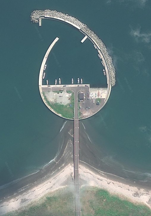 sakurako_zatsu's tweet photo. 北海道長万部町の国縫漁港

形のカッコよさもさることながら、砂の堆積を防ぐという実利的な効果もあってすごく好き

機能を追求した結果としての美しさが凄く素敵です https://t.co/MR00eeZCm0