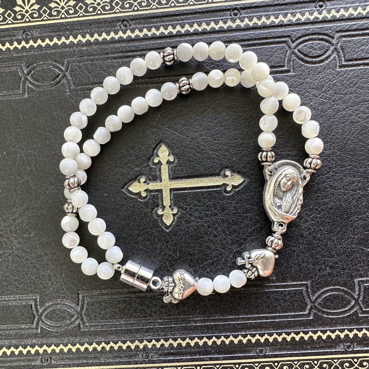 WayfaringBroad's tweet photo. White mother of pearl 5 decade rosary bracelet up in the shop. Another found mini rosary center featuring the Blessed Mother with a magnetic clasp and Sacred Heart/Sorrowful Heart beginning Pater beads.

https://t.co/8lyCp7skB2 https://t.co/0xqTpfWrIk