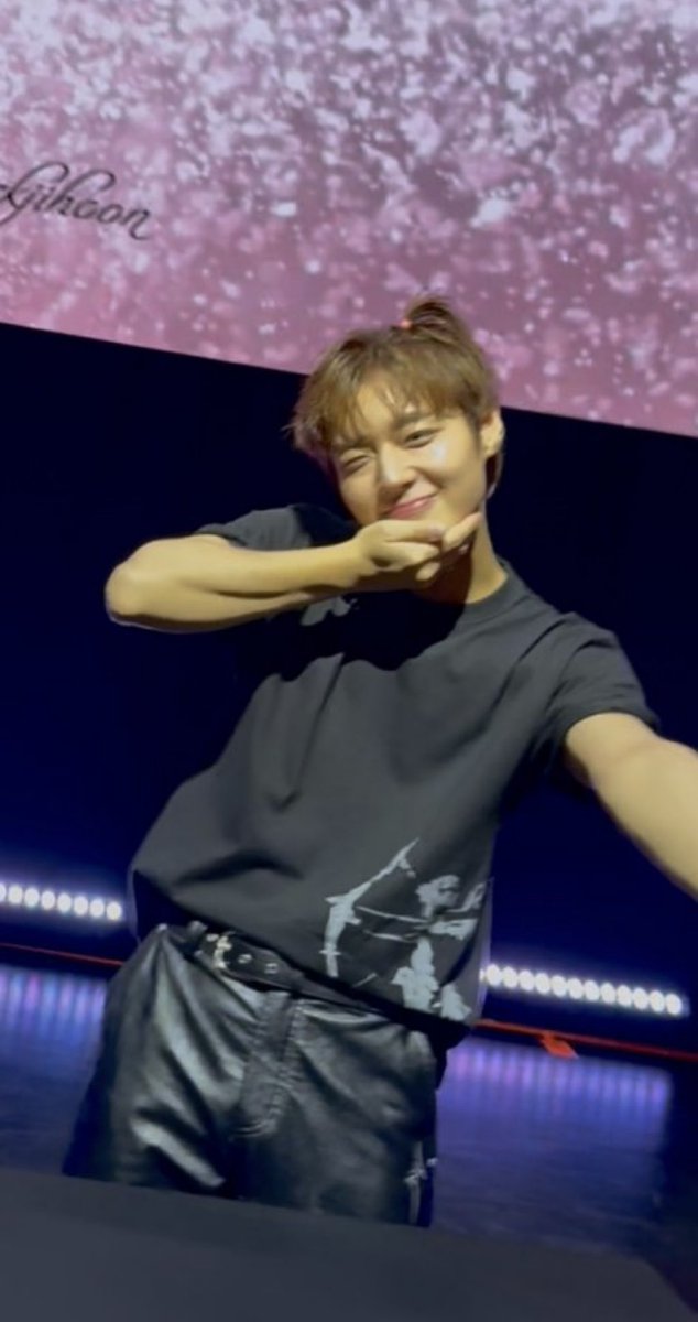 may2q_'s tweet photo. 지훈아 앙콘 해줘 제발•• https://t.co/kliqJ0aGIY