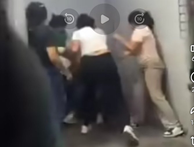 CamilaAlec23412's tweet photo. @Claudiashein @OHarfuch @MetroCDMX Lo más preocupante es que cada vez parece más normal ver estas escenas y seguir de largo. 
La historia se repite así como hace unos pocos dias en el molinito  el falso feminismo empoderadas hipócritas cobardes pegándole a una sola mujer @AdrianRubalcava  🟠liberen el 🚇de esto https://t.co/dNwyE6h6Th
