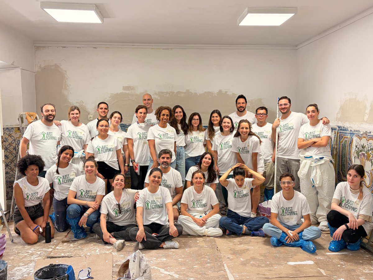 purple_prpl's tweet photo. Paint. Dust. Big smiles. 🎨🪣 This week, the pur'ple team spent a day volunteering at Recolhimento da Lapa with @justachange — and left a little happier than we arrived. Transformation starts with people. Sometimes, with a paint roller. 💜✨ https://t.co/Cff3bnVEmI