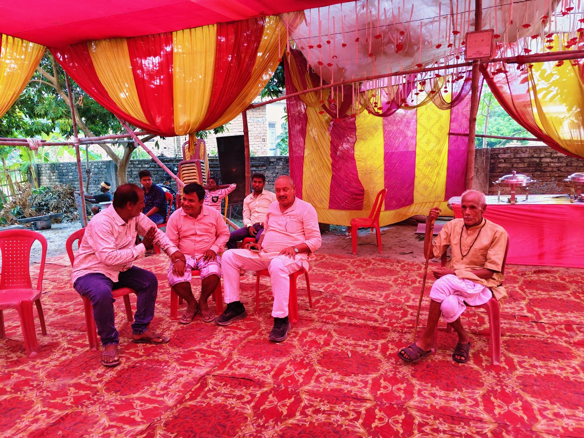 spdssingh's tweet photo. कल्याणपुर विधानसभा क्षेत्र अंतर्गत पकड़ी दीक्षित निवासी श्री मनोज दीक्षित जी के यहां शुभ उपनयन संस्कार एवं तिलकोत्सव के अवसर पर शामिल हुए!! https://t.co/LmTA5NPJfe