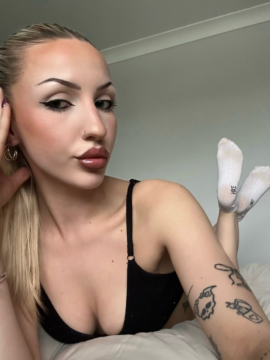 GoddessFayexz's tweet photo. pretty face, cute feet and zero sympathy for your wallet 💸 https://t.co/ZkNnujaU4s