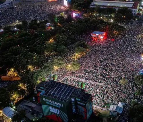NachoRgz's tweet photo. Pues ya se han empezado a filtrar los ratings y ayer la TV abierta ROMPIÓ el récord de audiencia en la historia. El partido fue sintonizado por 48.1 MILLONES de mexicanos. Televisa habría tenido 26.4 millones en TUDN y TV Azteca 21.7 millones, un 22% menos. Eso SIN contar la gente atendiendo los Fan Fest en MX, MTY y Guadalajara y en general en todas las entidades con sus propios festivales. El Mundial en MX ha roto todas las expectativas. Y ahora ya hay seguro un cuarto partido en el Estadio Azteca, de 16vos de final. Y si gana, un quinto partido también ahí mismo.