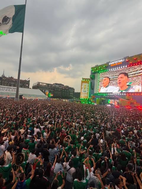 NachoRgz's tweet photo. Pues ya se han empezado a filtrar los ratings y ayer la TV abierta ROMPIÓ el récord de audiencia en la historia. El partido fue sintonizado por 48.1 MILLONES de mexicanos. Televisa habría tenido 26.4 millones en TUDN y TV Azteca 21.7 millones, un 22% menos. Eso SIN contar la gente atendiendo los Fan Fest en MX, MTY y Guadalajara y en general en todas las entidades con sus propios festivales. El Mundial en MX ha roto todas las expectativas. Y ahora ya hay seguro un cuarto partido en el Estadio Azteca, de 16vos de final. Y si gana, un quinto partido también ahí mismo.