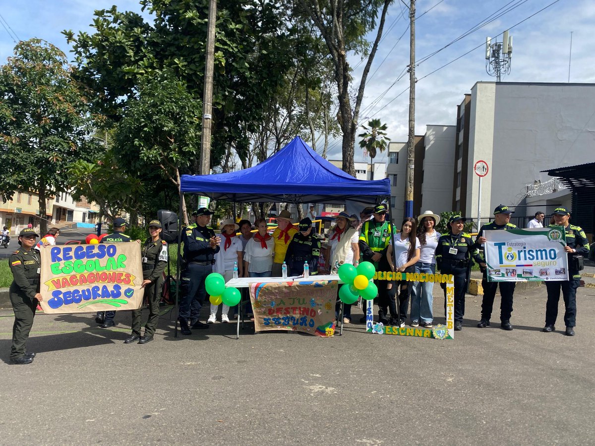 PoliciaIbague's tweet photo. 👮‍♂️✈️ La Policía Nacional les da la bienvenida a propios y visitantes a Ibagué 🎶 en el marco de la campaña “Receso Escolar: Vacaciones Seguras”. Disfrutemos de la Capital Musical de Colombia con responsabilidad, convivencia y protección de nuestros niños, niñas y adolescentes. https://t.co/PeNqJU7rei