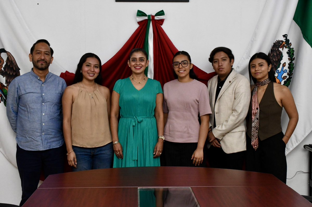 TJACCOAX's tweet photo. Recibimos a estudiantes de Ciencia Política y Gobernanza de la @UnivasOaxaca , quienes conocieron cómo la justicia administrativa impacta la vida cotidiana de las personas. Además, dialogaron con la Magistrada Presidenta @itzel_espinosa sobre la legalidad y la función jurisdiccional en Oaxaca. ⚖️📚
#JusticiaAdministrativa #Oaxaca