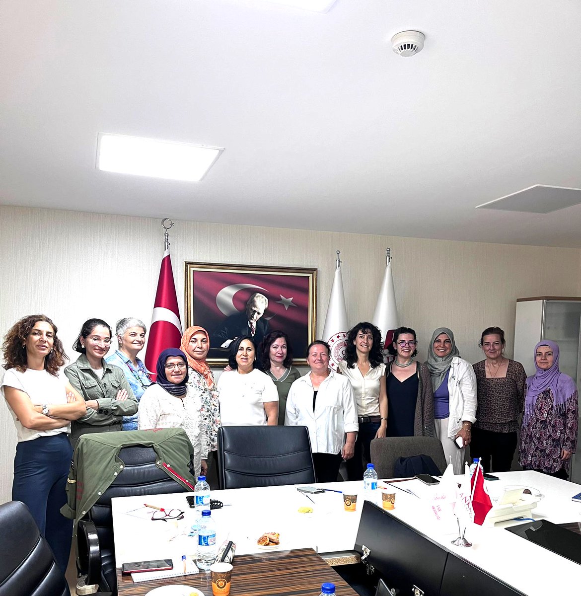 ankaraka's tweet photo. Ankara Kalkınma Ajansı tarafından düzenlenen Kadın ve Genç Girişimciler için Uygulamalı Girişimcilik Programı kapsamında gerçekleştirilen Ürün Görselleştirme ve Hikayeleştirme Eğitimi tamamlandı.

✅Katılımcılar ürün hikayeleştirme, ürün fotoğrafçılığı, mobil içerik üretimi yapay zeka destekli görsel tasarım, Canva kullanımı ve video çekim teknikleri alanlarında uygulamalı eğitimler alarak dijital pazarlama becerilerini güçlendirdi.

@TCSanayi @KalkinmaAjansGM
#KadınGirişimci #GençGirişimci #DijitalPazarlama #ÜrünFotoğrafçılığı #YapayZeka #İçerikÜretimi