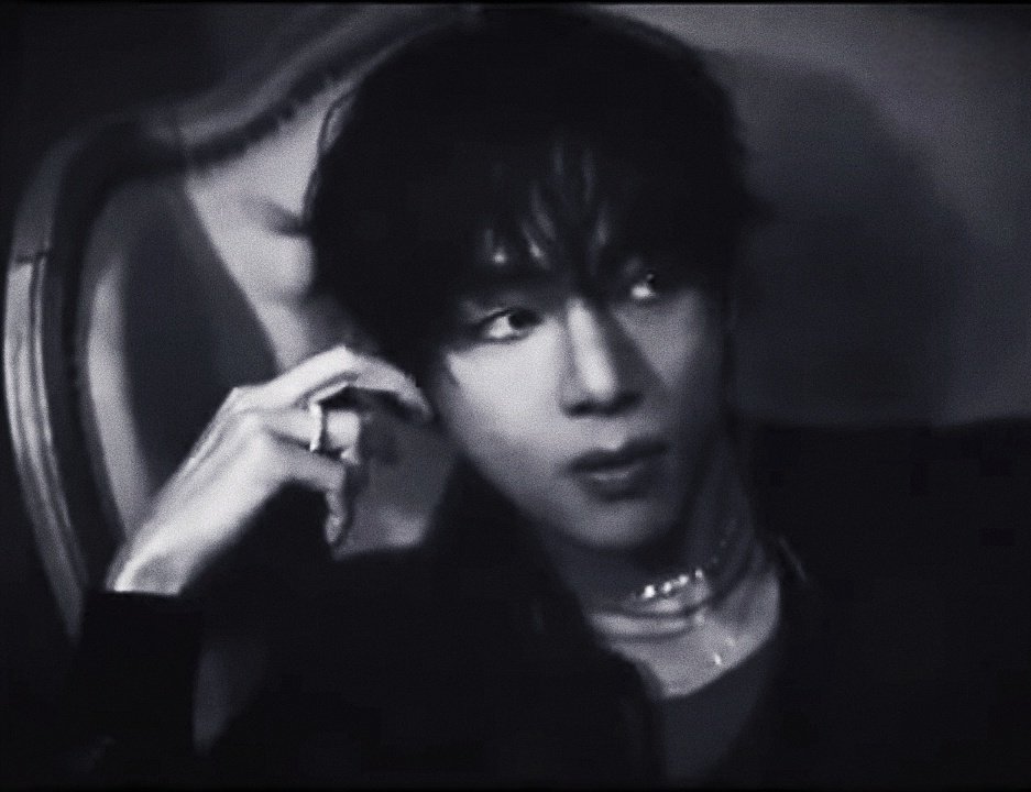 taehyvngpics's tweet photo. Taehyung x Merry Go Round MV 🖤 https://t.co/kgY2njtXmG