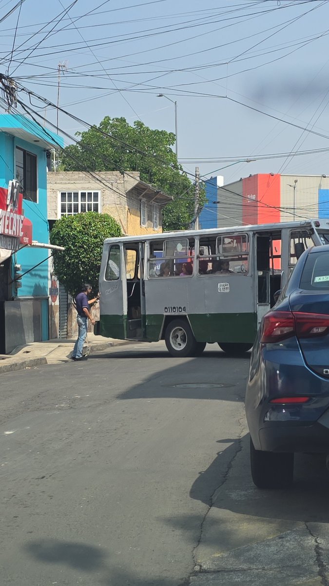 licgonzalezv's tweet photo. Quiero reportar que esta cerrada la calle laurel esq. con agua caliente en col pantitlan, se meten micros para evitar el tráfico de zaragoza y se terminan regresando porque esta cerrada la calle, deberían señalizar que solo transito local y que esta cerrada la calle @UCS_GCDMX https://t.co/k5nWt9giUW