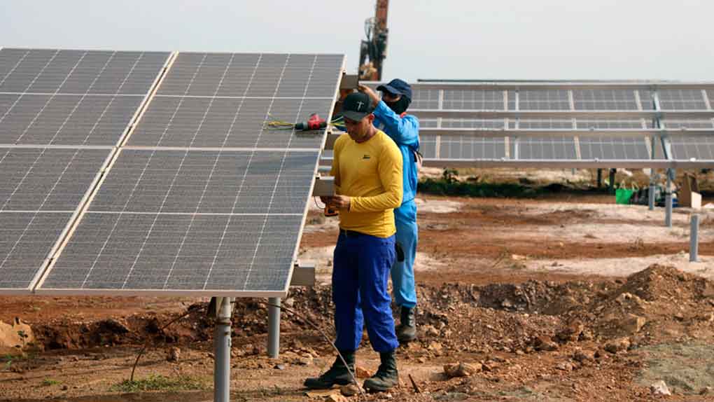 PartidoPCC's tweet photo. Recuperar la capacidad energética:

Hay medidas concretas para recuperar capacidad energética, reducir dependencia externa y acelerar soluciones descentralizadas, acelerando la incorporación de la energía solar y otras fuentes renovables de energía a la economía nacional.  

Para lograrlo, se facilitará la entrada directa de empresas extranjeras que suministren paneles, baterías, inversores, soluciones asociadas, reduciendo intermediarios que encarecen los costos para la población y para el país.

Ya se eliminaron aranceles a la importación de tecnologías solares, sistemas de almacenamiento y equipos destinados al ahorro energético. 

Ahora avanzaremos también en la eliminación de impuestos sobre su venta y sobre los servicios vinculados a su instalación y mantenimiento.  

Además, se crearán mecanismos de crédito y financiamiento para que estas soluciones no sean accesibles solo a unos pocos, sino que puedan llegar progresivamente a los hogares, las mipymes, las escuelas, los consultorios médicos, los hogares de ancianos y otros servicios esenciales.

#NuestraRespuestaEsLaUnidad #CubaEstáFirme