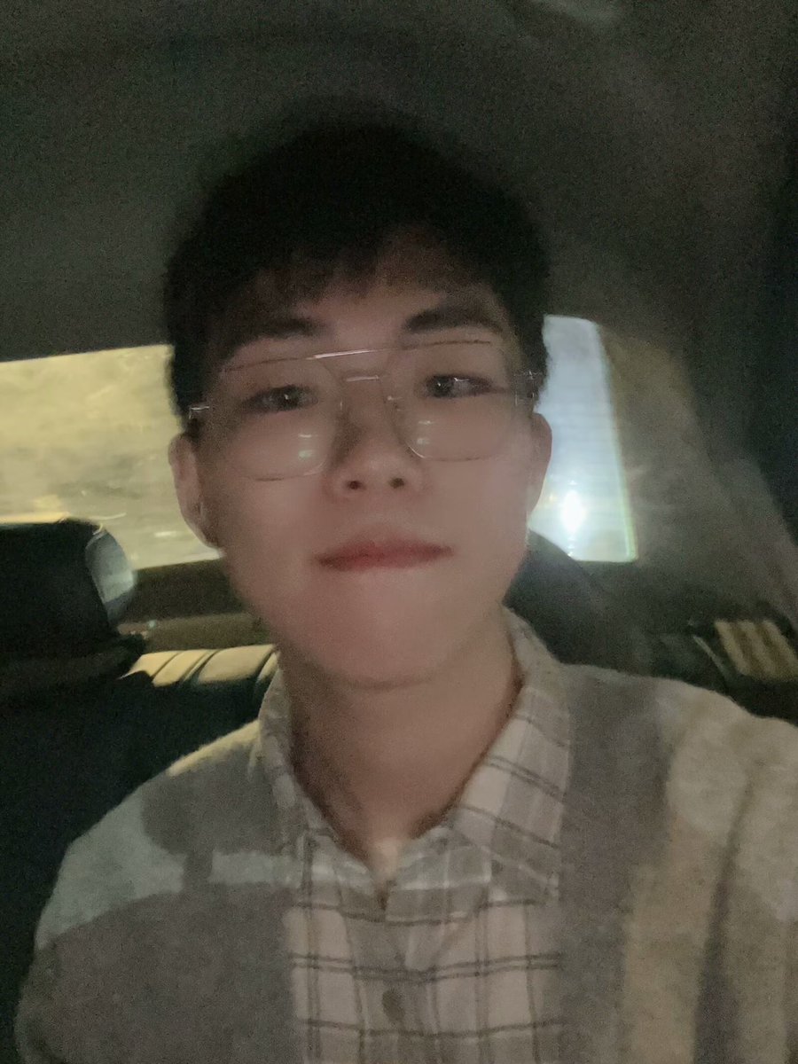 CollinCheung121's tweet photo. 三年前的我还是这个样子，当时比现在瘦将近50斤，那个时候刚上大学属实意气风发 https://t.co/qvY1xYiL6b