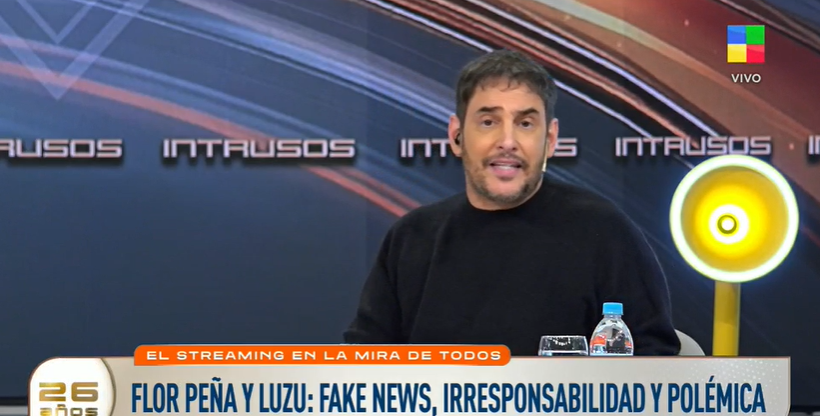 agus_rey's tweet photo. "¿Jonatan Viale le habla de fake news a Florencia Peña? le interrumpieron una nota con el Presidente de la República para decirle lo que tenía que preguntar. Se ven los hilos y siguió su camino tan suelto de cuerpo", dice Rodrigo Lussich #Intrusos https://t.co/HfOgYPgAMV
