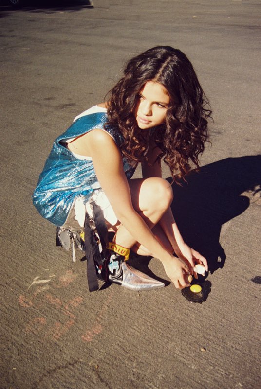 selenaacervo's tweet photo. acho que eu nunca vou superar esse ensaio da selena pelas mãos da petra collins https://t.co/IFOEakcdXh