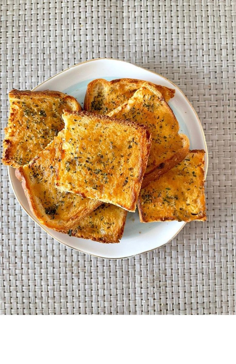 8eeeNah4fAorfzO's tweet photo. [Just whipped up fluffy honey butter garlic toast for brunch  Crispy, sweet, savory perfection in 10 mins—game changer for lazy Sundays!]， https://t.co/u44Ok58MwH