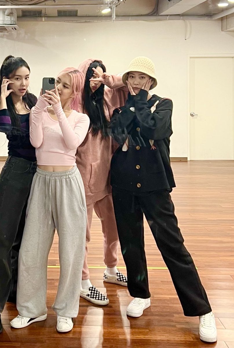 mmldfeed's tweet photo. — #모모랜드 #MOMOLAND @MMLD_Official ★ https://t.co/hJ1fE0Cu1s