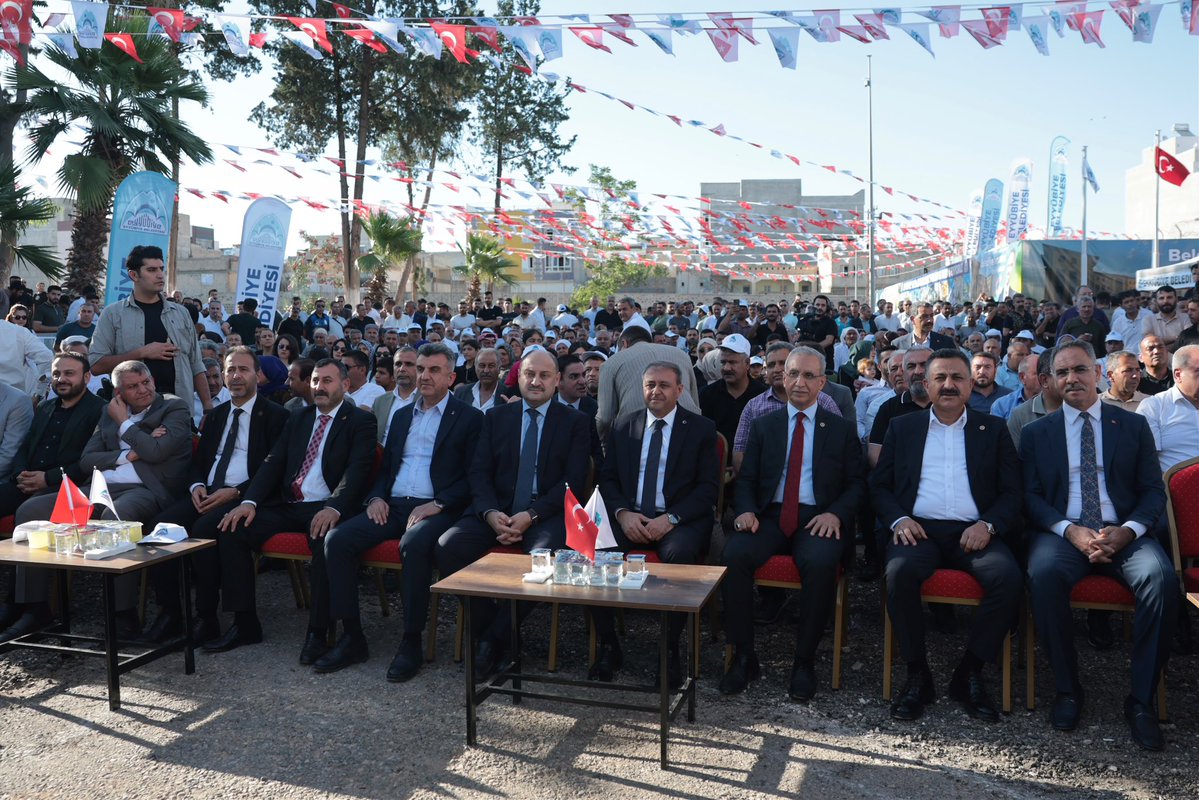 sanliurfabld's tweet photo. Şanlıurfa Büyükşehir Belediye Başkanımız Mehmet Kasım Gülpınar, Eyyübiye Belediyesi Hizmet Binası’nın Temel Atma Töreni’ne katıldı. 🏗️

Yeni hizmet binasının Eyyübiye ilçemize ve tüm Şanlıurfa’mıza hayırlı olmasını diliyoruz.

@EyyubiyeBel https://t.co/M2oqjjcsX8