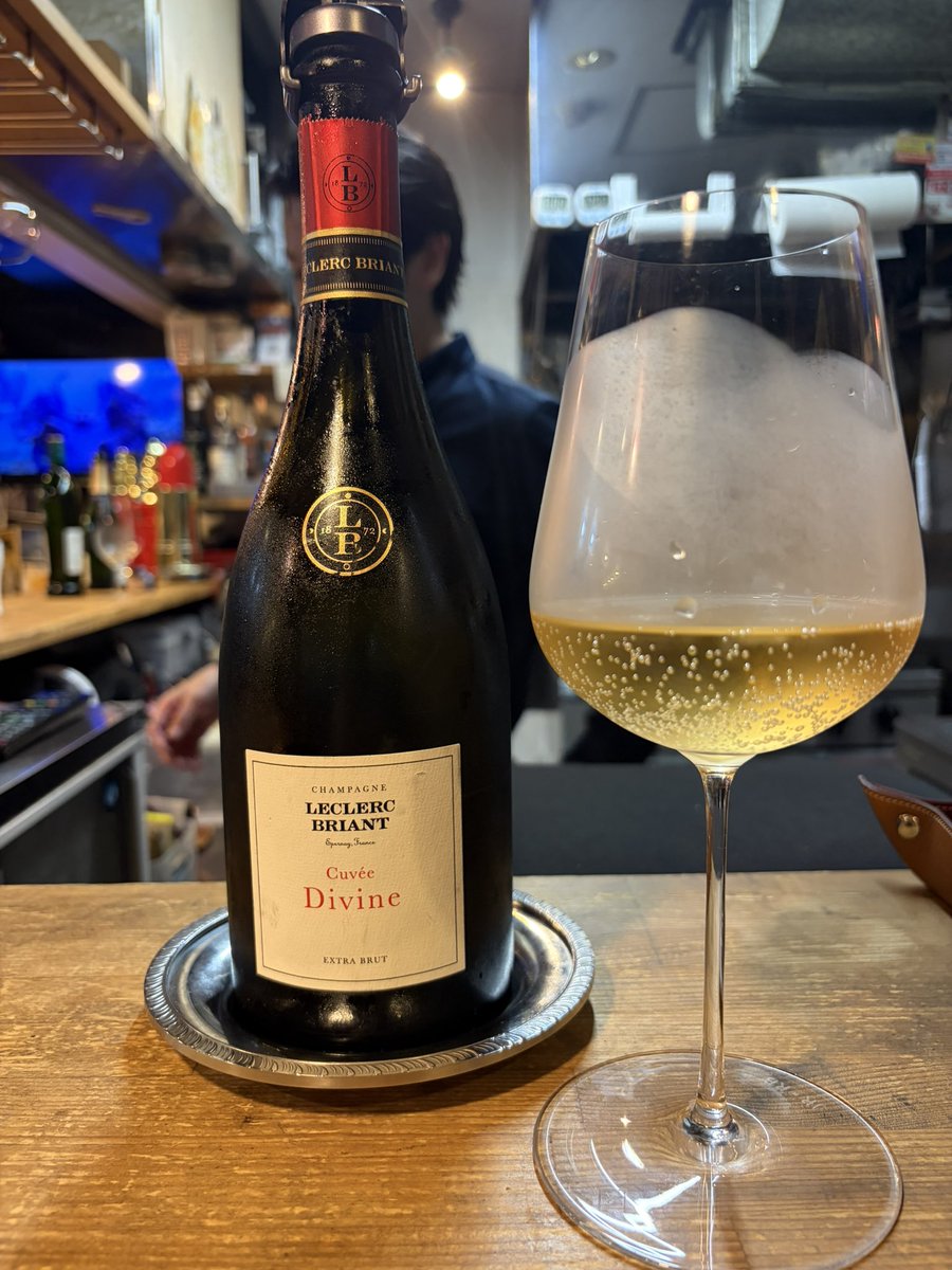 hinman777's tweet photo. やっとここに辿りつけた
癒しのシャンパーニュ、回復できる店 https://t.co/zI3O9aahtZ