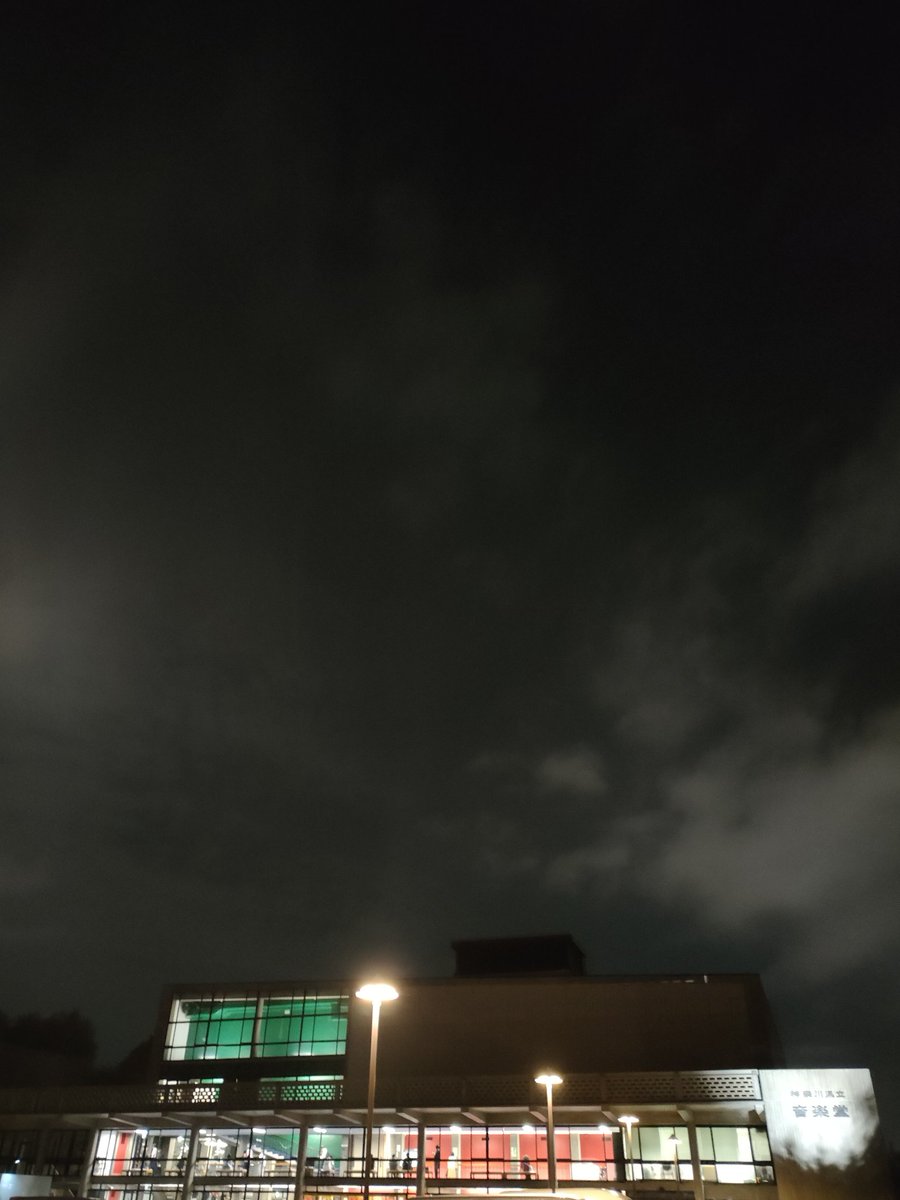 HHenehene's tweet photo. 2026.6.19.
神奈川県立音楽堂にて折坂悠太独奏遊行らいど2026そら豆編。いい時間だった。魂にきゅっとかふわりと届く音楽だった。ハラナツコさんと宮坂洋生さんもすてきだった。ときどき3人のシルエットが絵本の中みたいに見えた。楽しかった！涙も落ちてた。素晴らしいライブと生きてく力をありがとう https://t.co/kfZfeydxSU