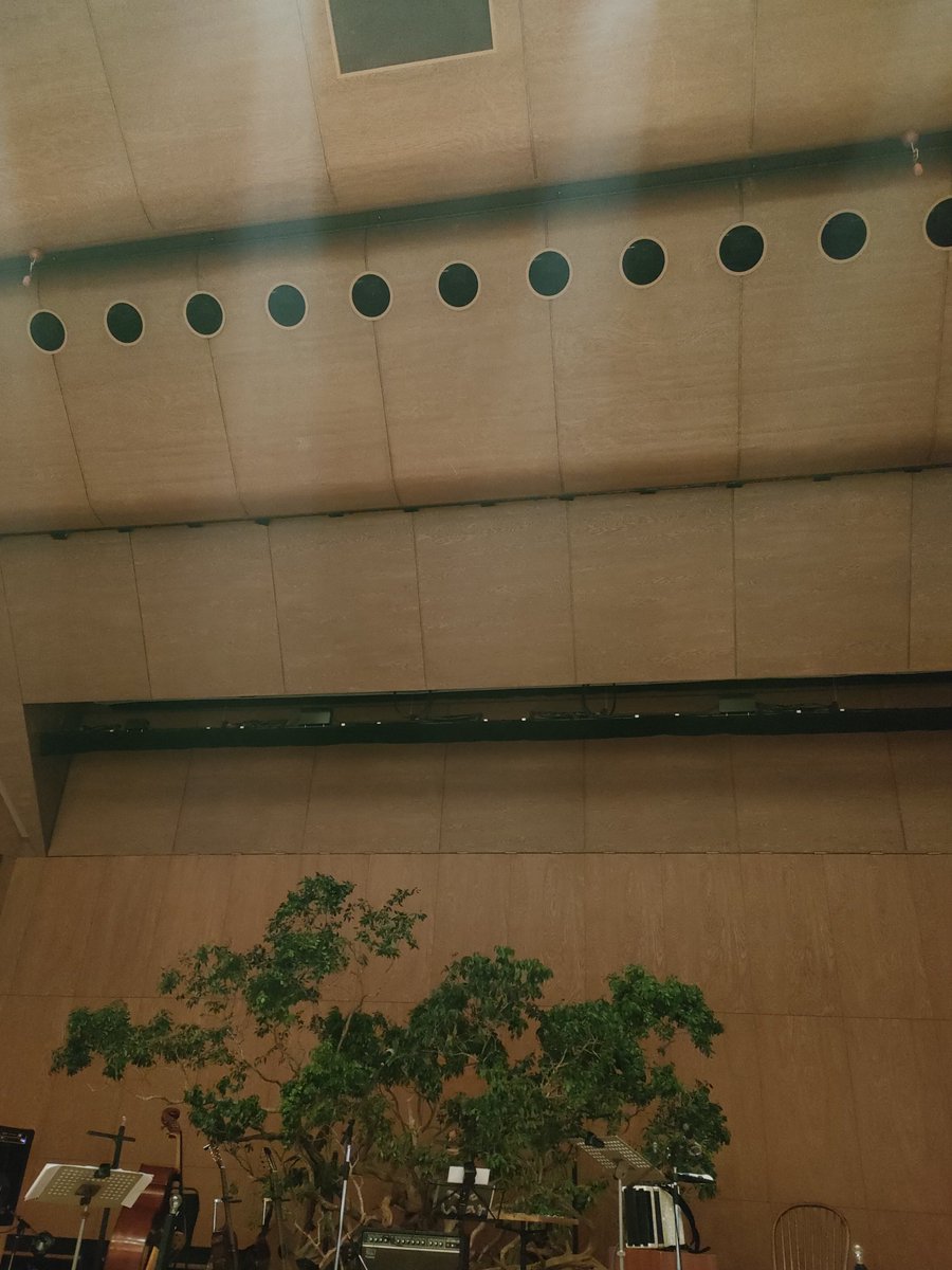 HHenehene's tweet photo. 2026.6.19.
神奈川県立音楽堂にて折坂悠太独奏遊行らいど2026そら豆編。いい時間だった。魂にきゅっとかふわりと届く音楽だった。ハラナツコさんと宮坂洋生さんもすてきだった。ときどき3人のシルエットが絵本の中みたいに見えた。楽しかった！涙も落ちてた。素晴らしいライブと生きてく力をありがとう https://t.co/kfZfeydxSU